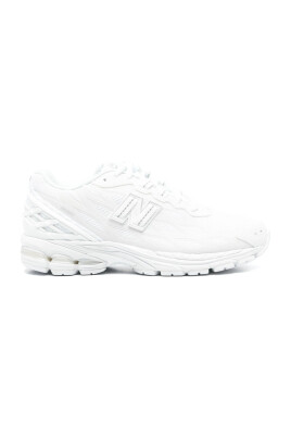 white-chunky-sneakers-with-logo-patch