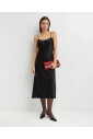 svart-satin-slip-klanning