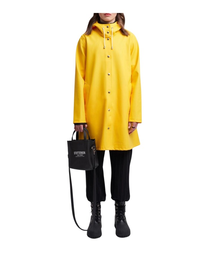 impermeable-jaune-a-ligne-a-mosebacke
