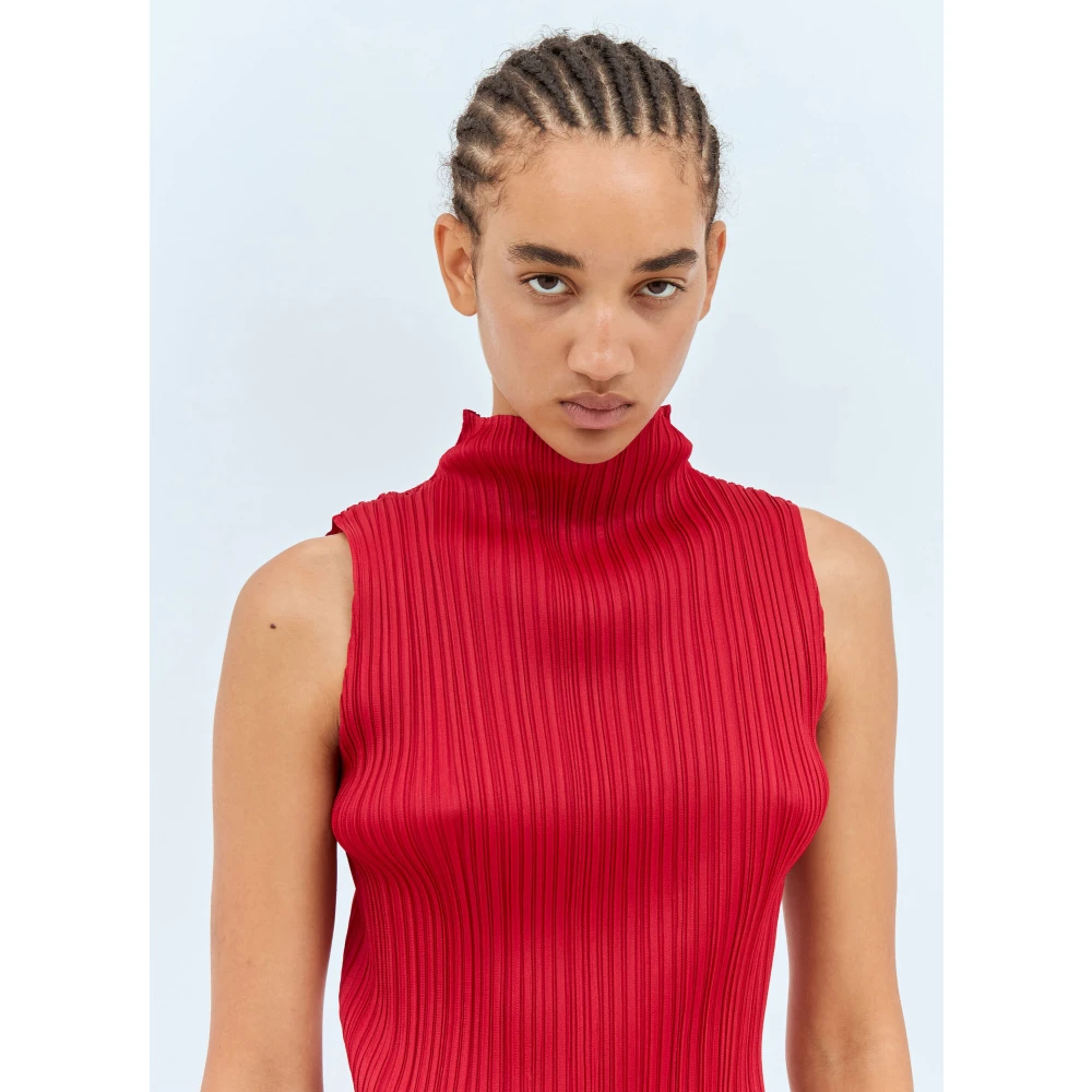 Issey Miyake Geplooide hoge hals top Red Dames
