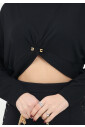 pull-noir-avec-detail-piercing