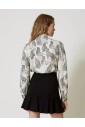 mini-jupe-noire-avec-detail-a-volants