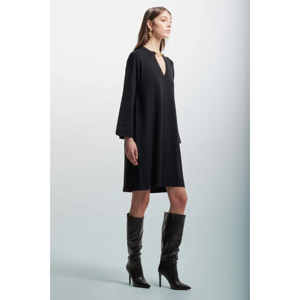 Kocca Gebreide jurk met V-hals en ketting Black Dames