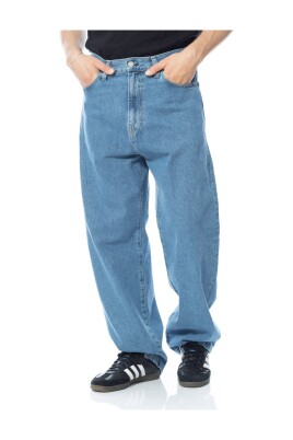 pantalon-en-denim-bleu-lave-a-la-pierre