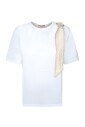 witte-t-shirt-met-zijden-sjaaldetail