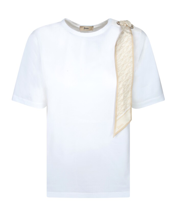 witte-t-shirt-met-zijden-sjaaldetail