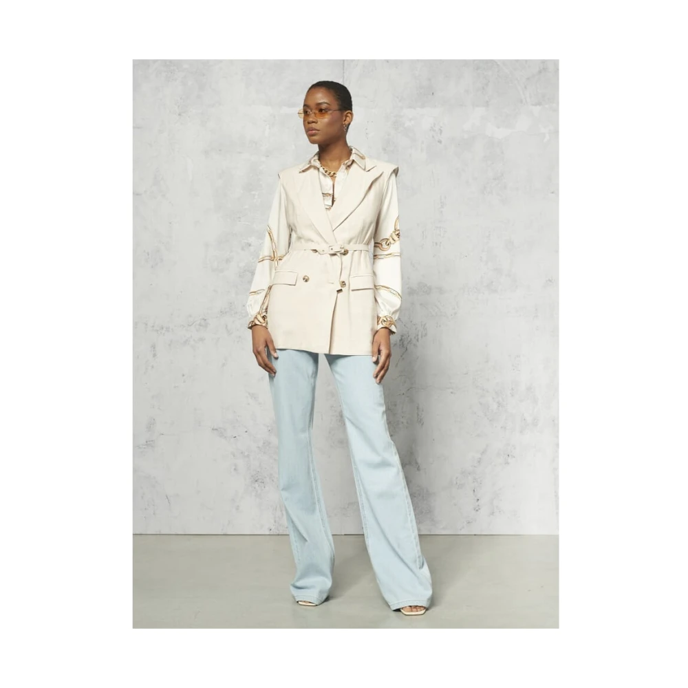 RINASCIMENTO Mouwleng Vest met Riem en Klassieke Revers Beige Dames