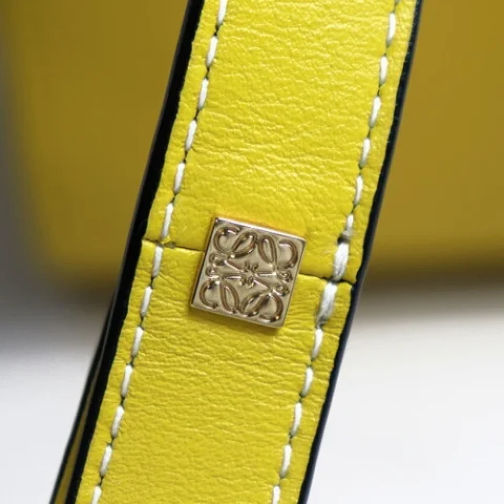 Loewe Pre-owned Leather shoulder-bags Yellow Dames