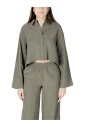 chemisier-vert-a-col-classique-et-boutons