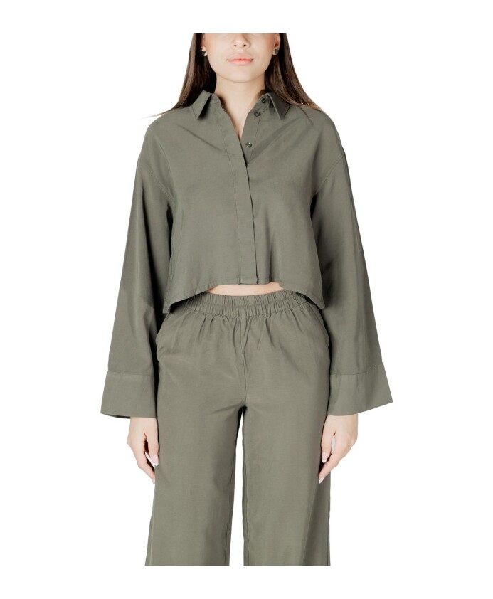 chemisier-vert-a-col-classique-et-boutons