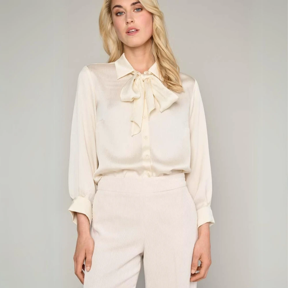 Marie Méro Crèmekleurige Blouse met Strik Beige Dames