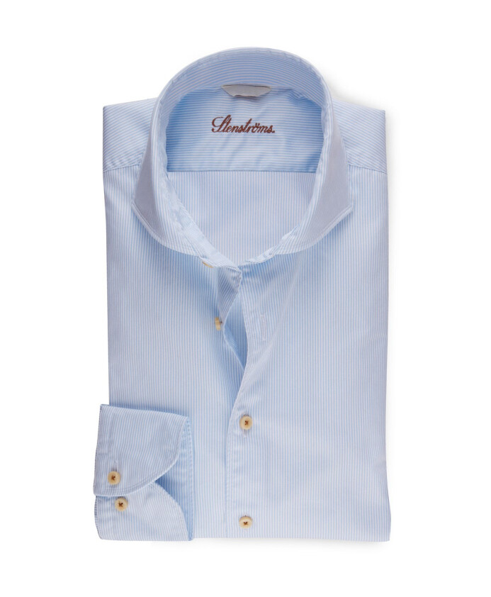 chemise-decontractee-a-rayures-bleu-clair