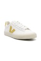 sneakers-blanches-pour-un-confort-style