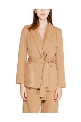 beige-blazer-camel-style