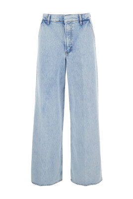 wide-leg-blue-jeans