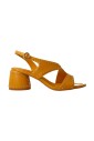sandales-en-cuir-jaune-avec-clous-dores