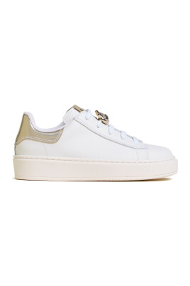 white-sneakers-for-stylish-look