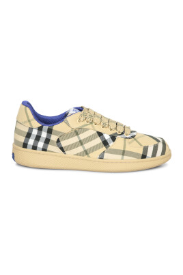 sneakers-beige-avec-accents-bleus