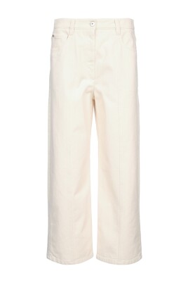 pantalons-teintes-pour-des-tenues-elegantes