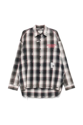 grijze-shirt-met-zwarte-voorknoppen