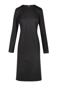Liviana Conti si veste di nero