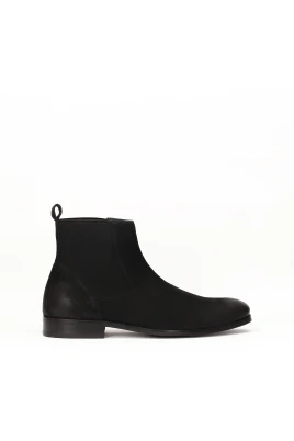 Svarta Chelsea-boots med elastiska insatser.Denna produkt har stor storlek.
