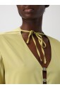 chemisier-en-soie-jaune-detail-de-trou-de-serrure