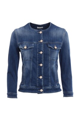 klassisk-denimjacka-med-modern-twist