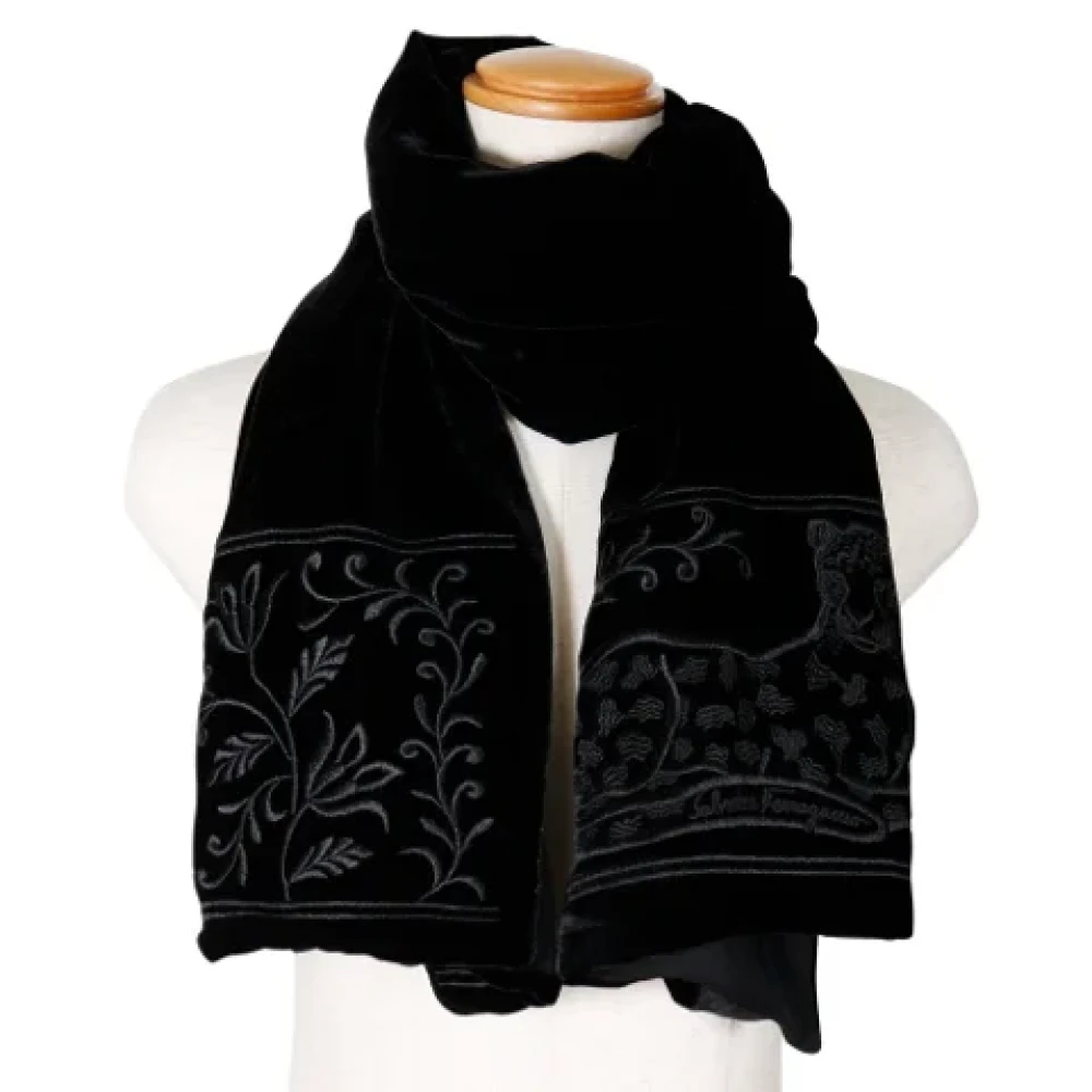 Salvatore Ferragamo Pre-owned Silk scarves Black Dames