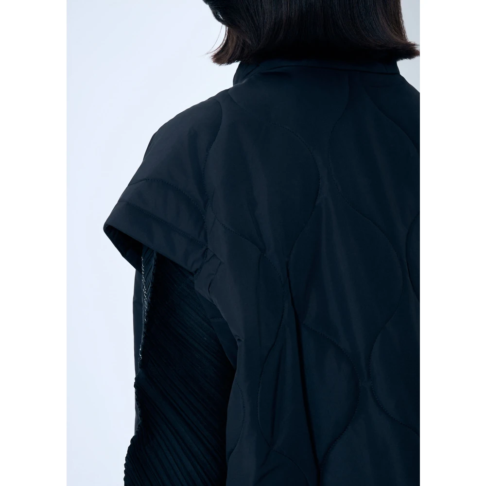 Issey Miyake Gewatteerde Vest met Opstaande Kraag Black Dames