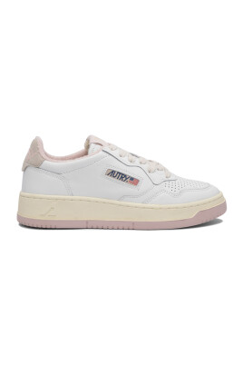sneakers-blanches-avec-detail-talon-metallique