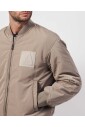beige-jassen-met-logodetail