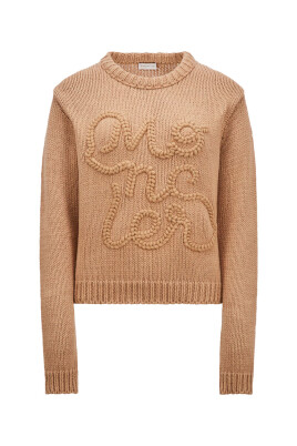 logoknit-i-kamelfarg-med-geometrisk-brodyr