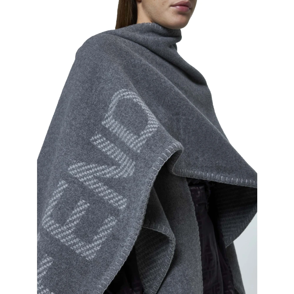 Fendi Grijze Wol Kasjmier Poncho met Logo Gray Dames