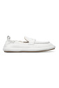 chaussures-plates-blanches-style-intemporel