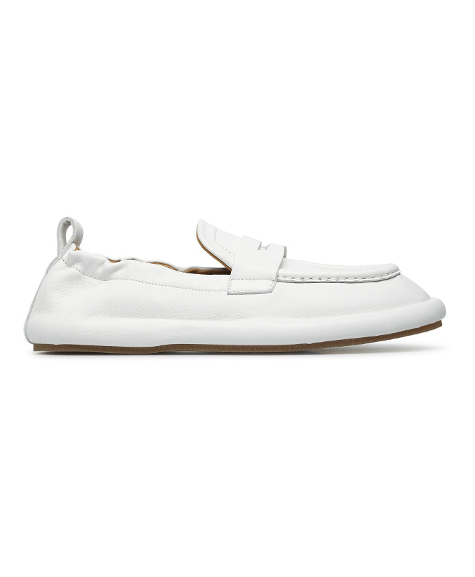 chaussures-plates-blanches-style-intemporel