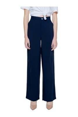 blue-wide-leg-pants-model
