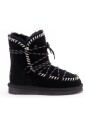 botte-en-daim-noir-avec-details-blancs