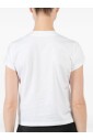 crop-tee-dans-un-style-tendance