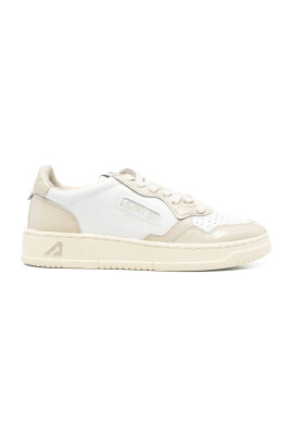 baskets-blanches-a-bout-perfore