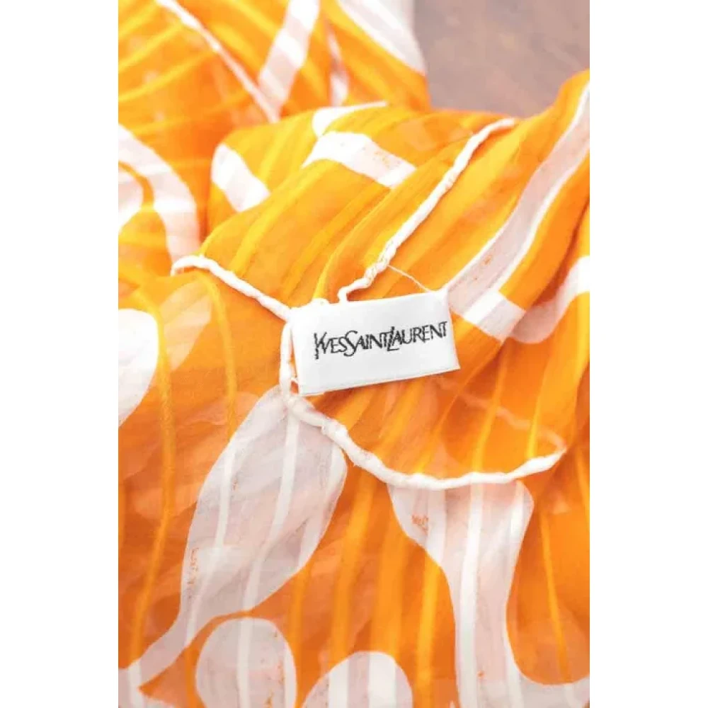 Yves Saint Laurent Vintage Pre-owned Silk scarves Orange Dames