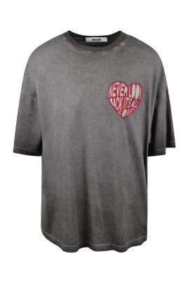 t-shirt-a-motif-de-coeur-et-epaules-tombantes