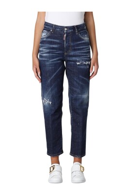 jeans-droits-courts-et-dechires-modernes