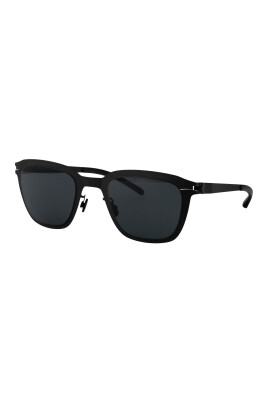 stylish-sunglasses-for-a-sunny-day