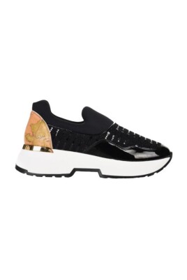 black-low-top-sneakers