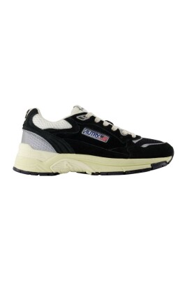 sneakers-en-cuir-noir-style-hyperway