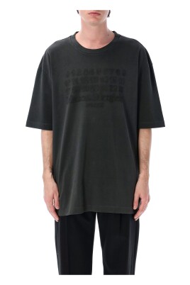 black-embroidered-logo-t-shirt-oversized-fit