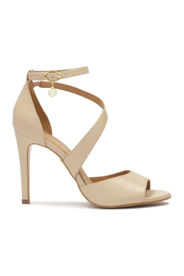 Beige sandaler med en diagonal rem
