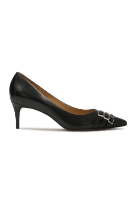 Svarta lågklackade pumps dekorerade med ränder.Denna produkt är liten i storleken.