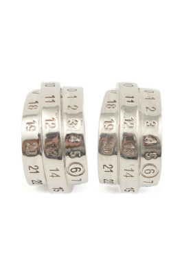 butterfly-fastening-numbers-motif-hoop-earrings